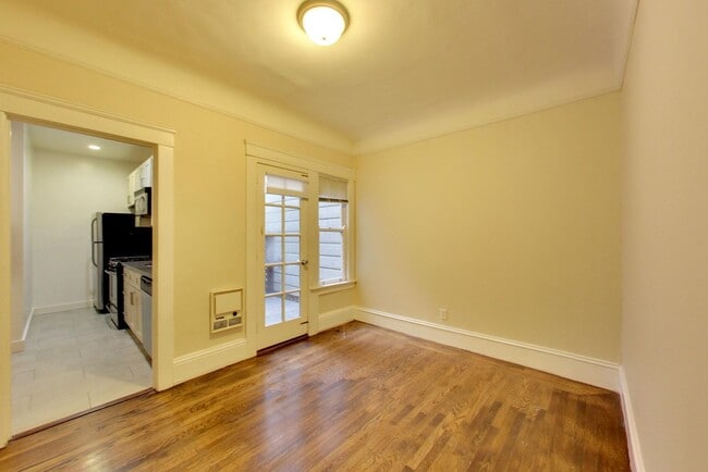 Building Photo - 2BR. Private Patio! Parking! DISHWASHER! On-Site LAUNDRY! HARDWOOD!