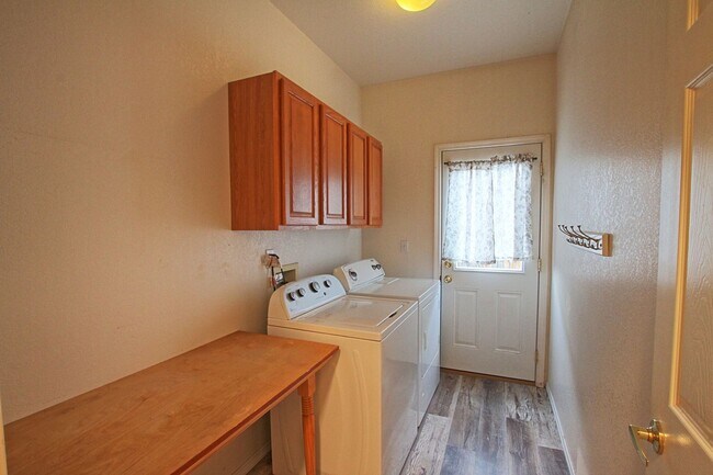 Building Photo - 1319 Iris Cir