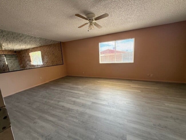 Building Photo - Price Reduced 2 Bedroom 1 Bath Contact Property Pros Property Management