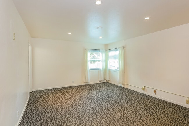 Building Photo - 80 Canyon Dr