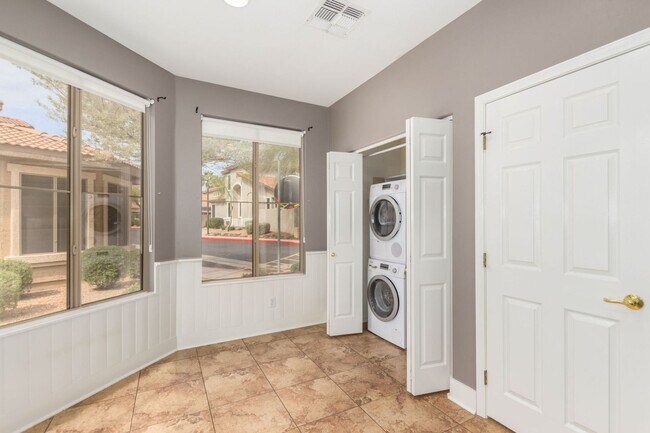 Building Photo - Beautiful Townhome in the Gated Stonecliffe Community – Foothills Living!