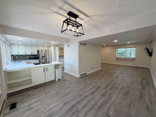 Building Photo - 529 S Xenon Ct