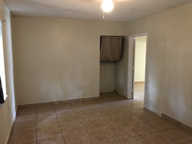 Building Photo - Large 5-2 house in Oakland Park