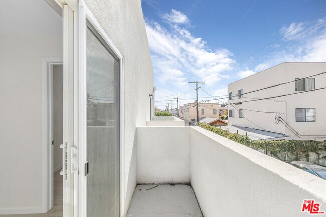 Building Photo - 1409 N Hobart Blvd