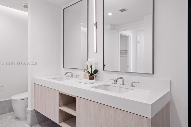 Building Photo - 9201 E Bay Harbor Dr