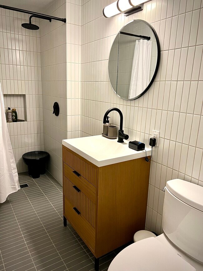 Great bathroom with excellent shower pressure, heated tile floor and matte black fixturesple - 111 Montgomery St