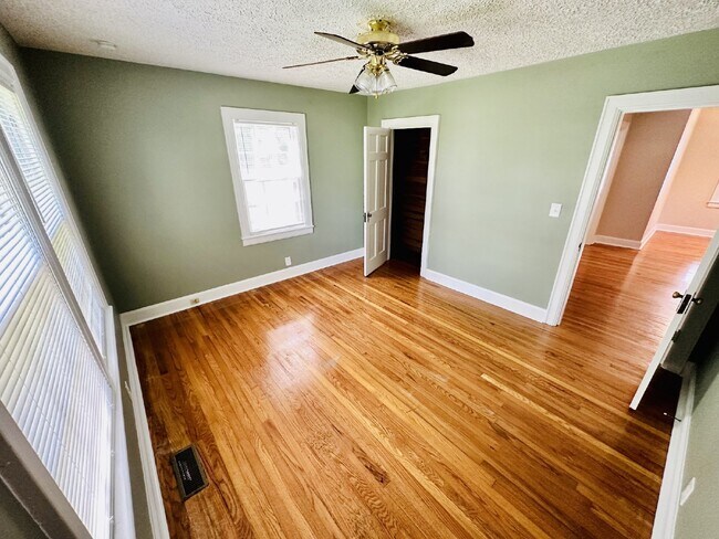 Building Photo - Wonderful 3BR/2.5BA in Hendersonville!