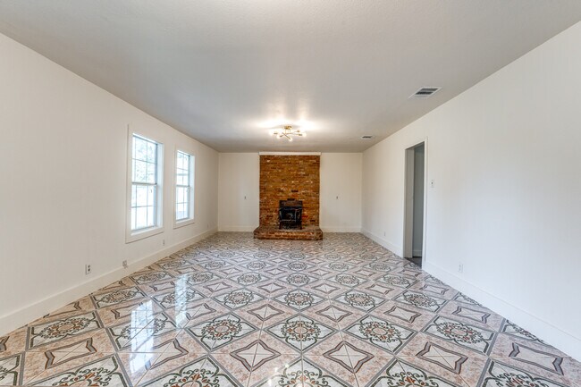 Building Photo - 827 Ware Blvd