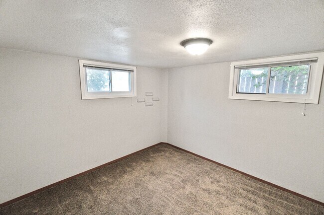 Building Photo - 908/910 East Rockwell Avenue