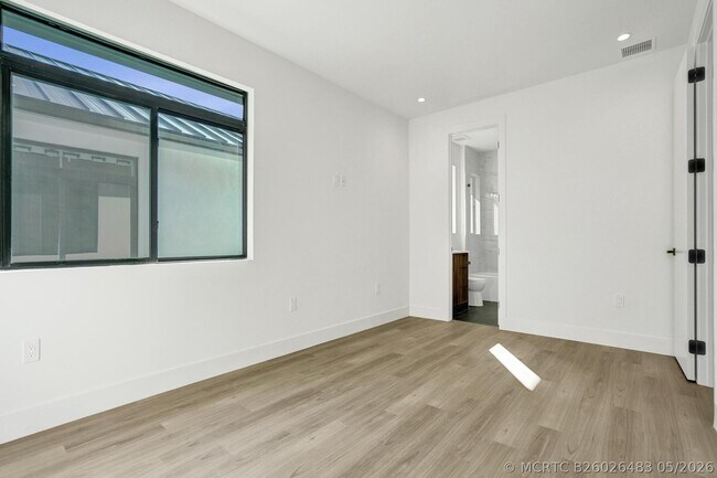 Building Photo - 604 SW 7th Ave