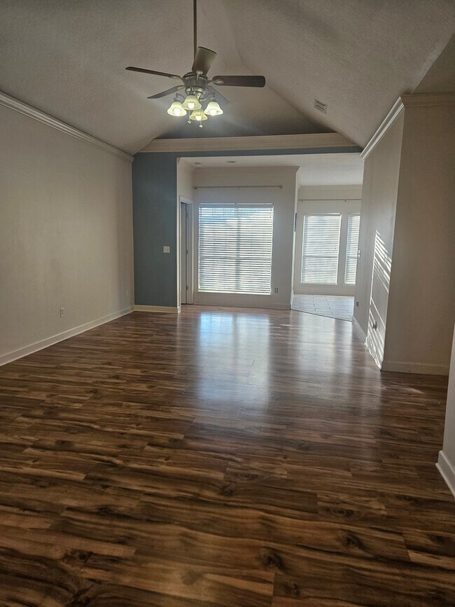 Building Photo - Stunning Executive Custom Built Home with Elite Appliances