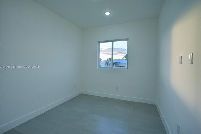 Building Photo - 5 SW 26th Pl