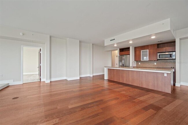 Building Photo - 912 Channelside Dr