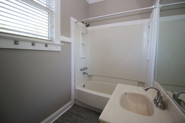Building Photo - Pre-leasing for 2026-2027 Charming 3 Bed /...