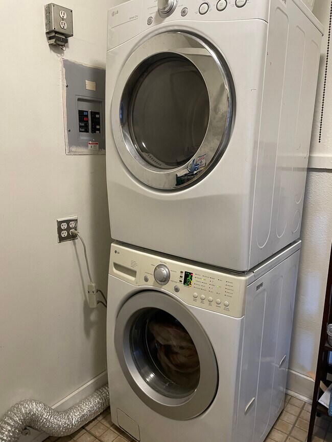 Laundry Room - 849 N Sycamore Ave