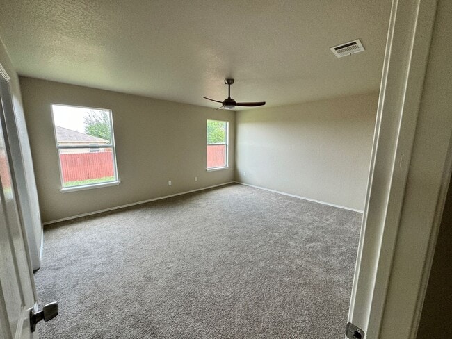 Building Photo - Beautifully 3 Bed, 2 Bath Renovated Home Near Austin – Spacious Layout & Community Perks