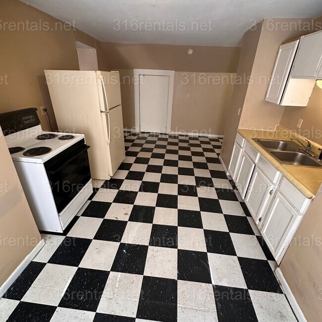 Building Photo - $695 - 1 bed 1 bath - Multi Family Home