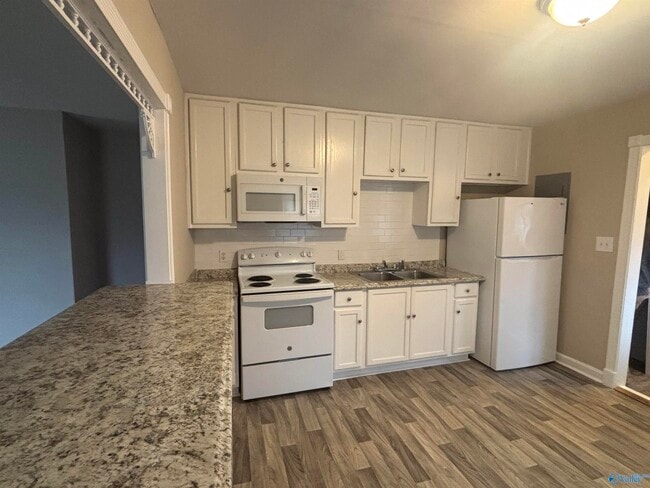 Building Photo - 2204 Bide a Wee Dr NE