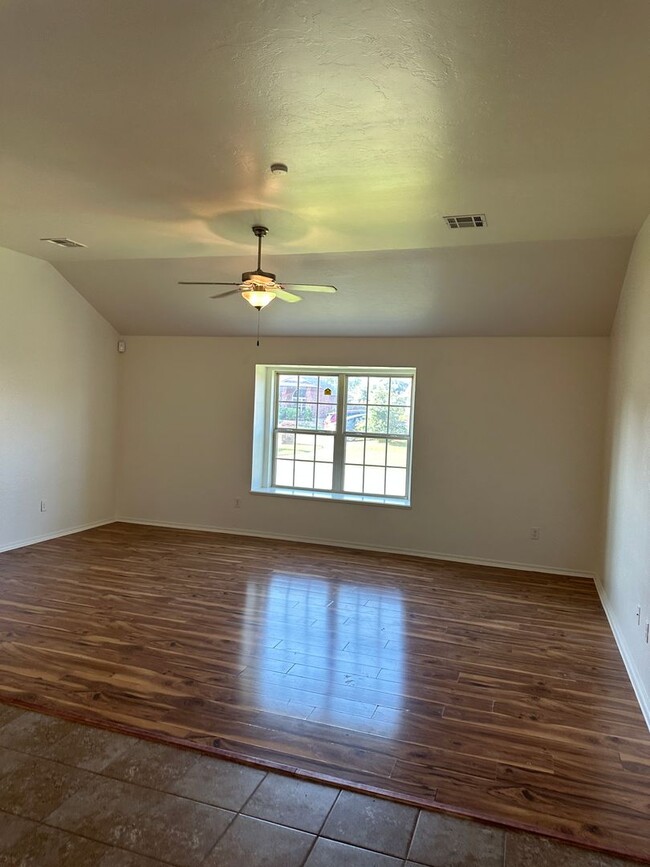 Building Photo - 4 bd/2 ba - Wood Look Floors - Open Plan