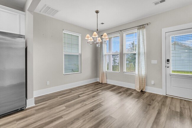 Building Photo - Beautifully Upgraded 3 Bedroom, 2.5 Bathro...