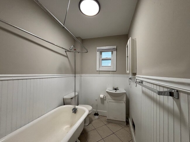 Building Photo - 521 Caroline St