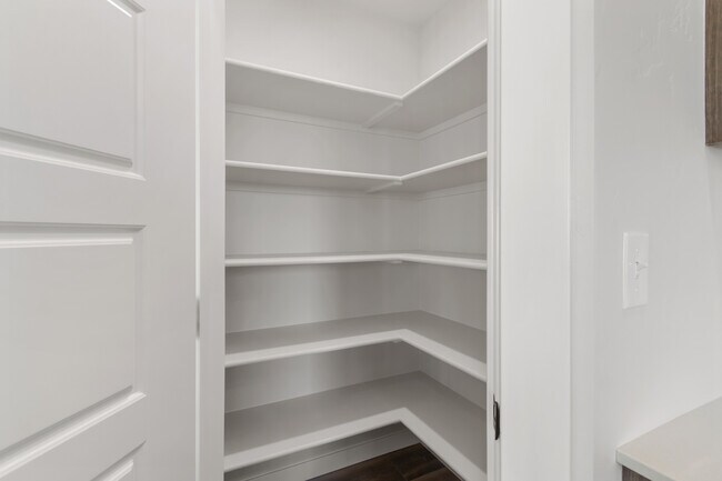 Building Photo - 3117 S Old Farm Ave