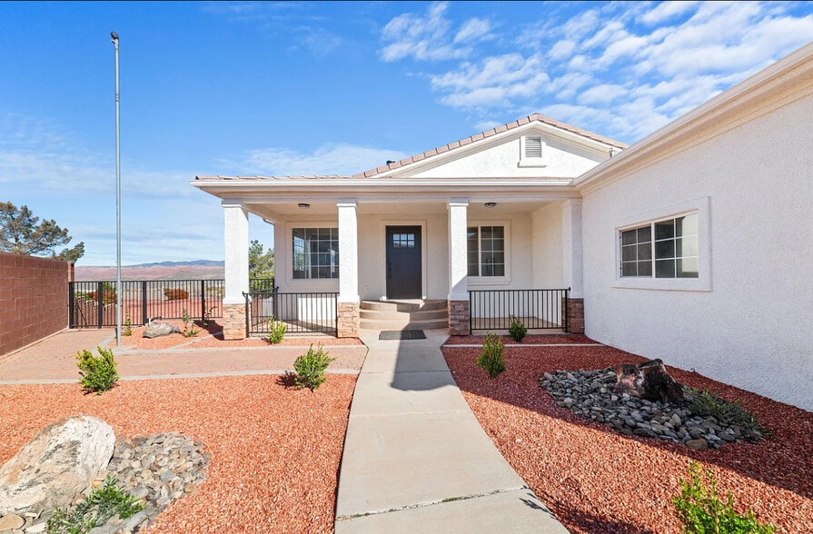 Front entry - 2280 W Vista Ct