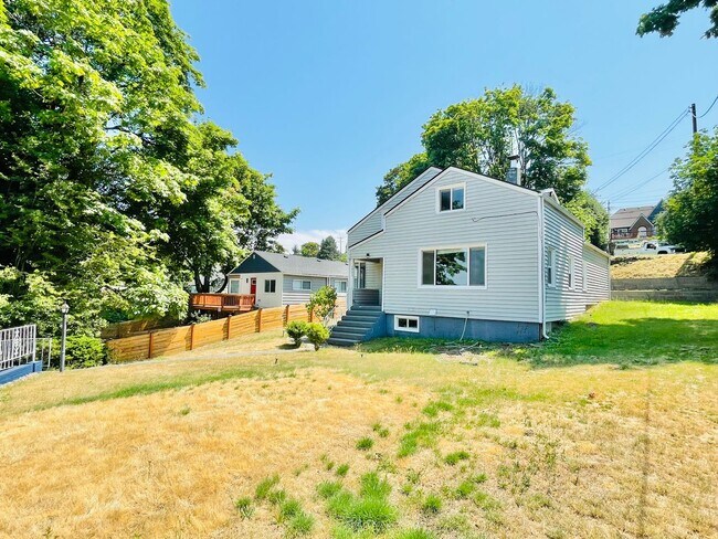 Building Photo - Renovated 4 bedroom 2 bath Home with Plenty of Space!