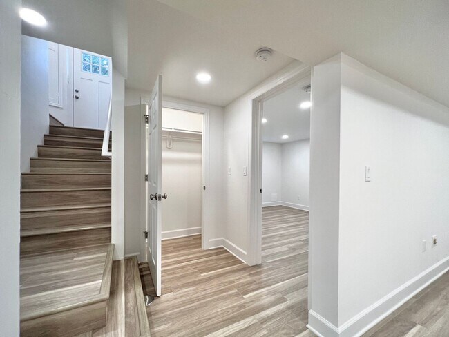 Building Photo - Newly Renovated 3 bed 2 bath With Huge Bac...