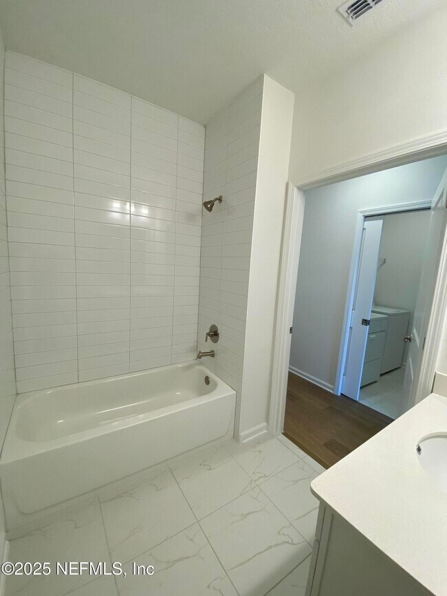 Building Photo - 214 Water Elm Walk
