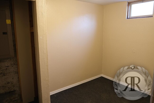 Building Photo - Gorgeous 4bd 1.5bt Home Next to YVC!
