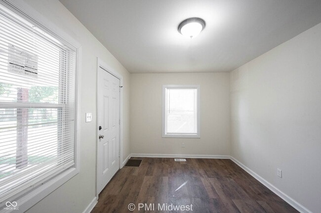 Building Photo - 512 N Chester Ave