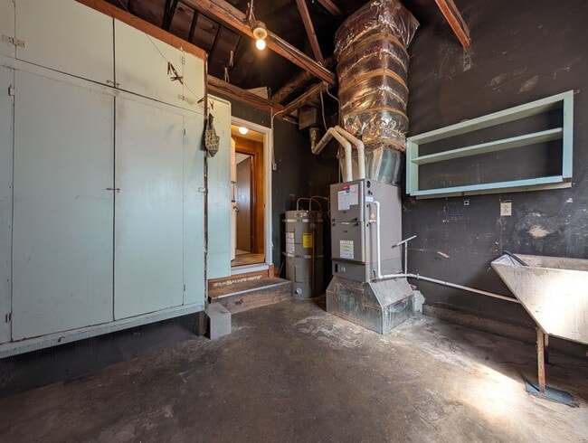 Building Photo - Nice 3 bed/1 bath with large backyard and ...
