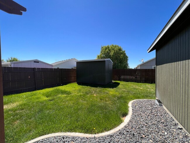 Building Photo - Private location in Crossroad Neighborhood!