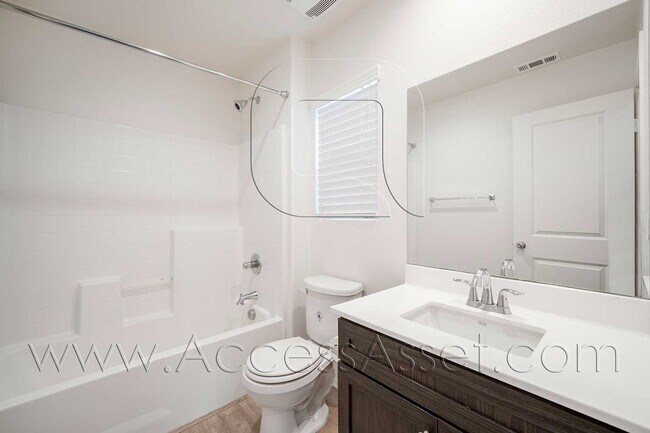 Building Photo - Beautiful Two Story Home 3 bed/2.5 Bath Located In Quiet Cul De Sac In Lake Elsinore!
