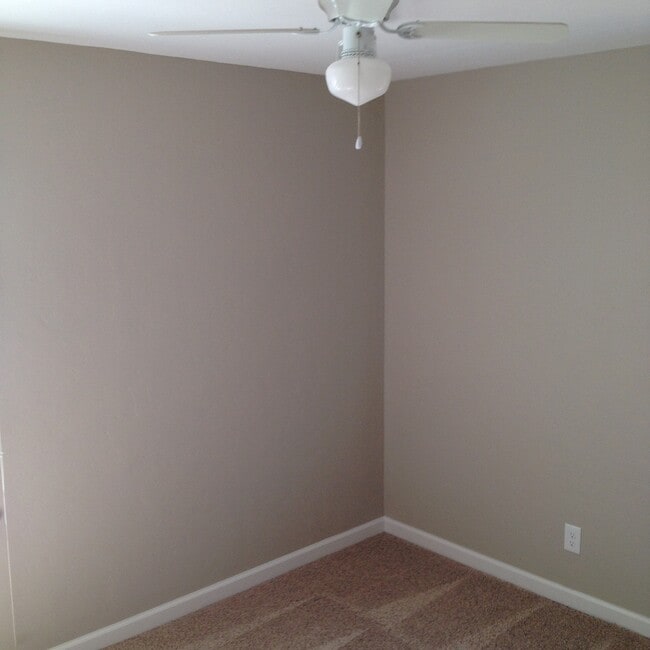 Building Photo - Beautiful 2bd/1ba Upstairs Duplex with a H...