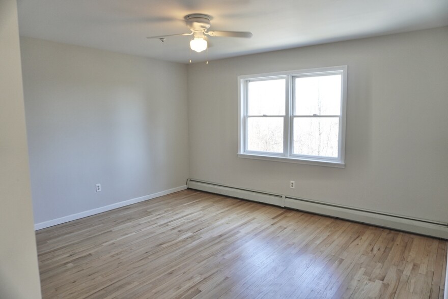 Building Photo - 166 Woodside Ave