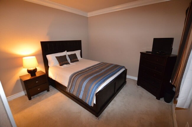 Building Photo - Meridian Furnished 2 Bed | 2 Bath Condo wi...