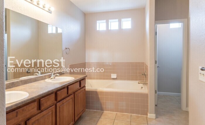 Building Photo - 2851 Kansas Dr