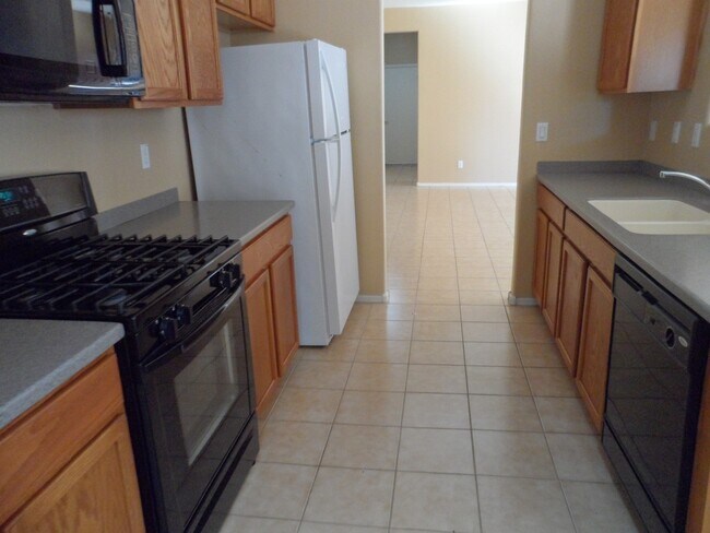 Building Photo - Great 3 Bedroom 2 Bath Home with Pool Service Included!