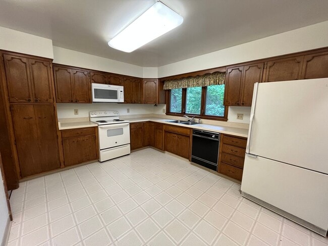 Building Photo - Lakeside 5 Bedroom 3 Bath Home!