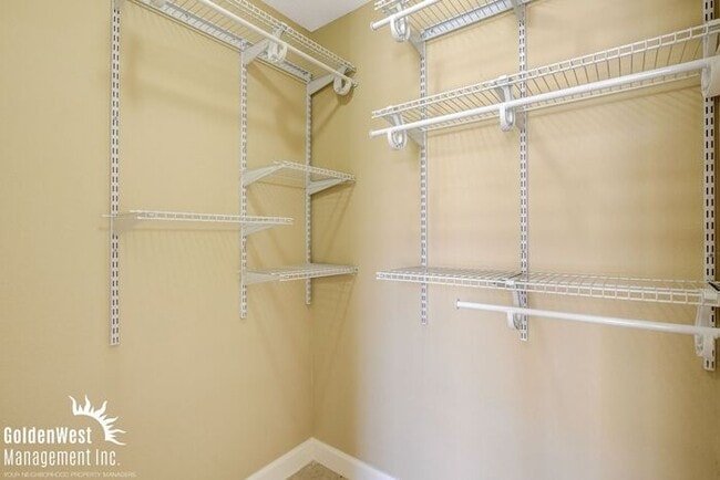 Building Photo - Stunning 2Bdm 2Ba Condo in a Lovely Gated ...