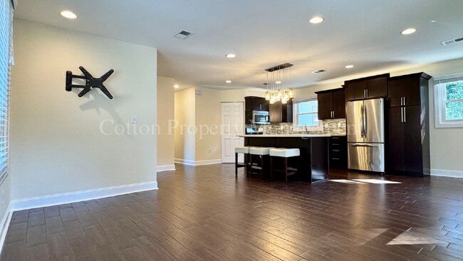 Building Photo - 366 Lullwater Dr