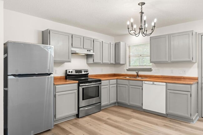 Building Photo - 15205 Cavalier Canyon Dr