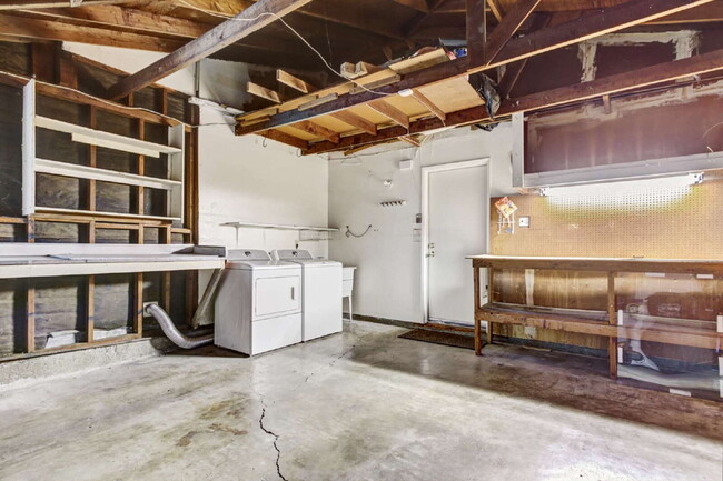 Building Photo - Classic Davis Manor Ranch — 3 Bed, 2 Bath with Covered Patio and Large Yard