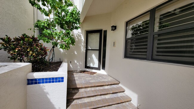 Building Photo - Desirable 2 bed/ 2 bath/1 car Condo in The...