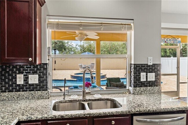 Building Photo - 728 NW Waterlily Pl