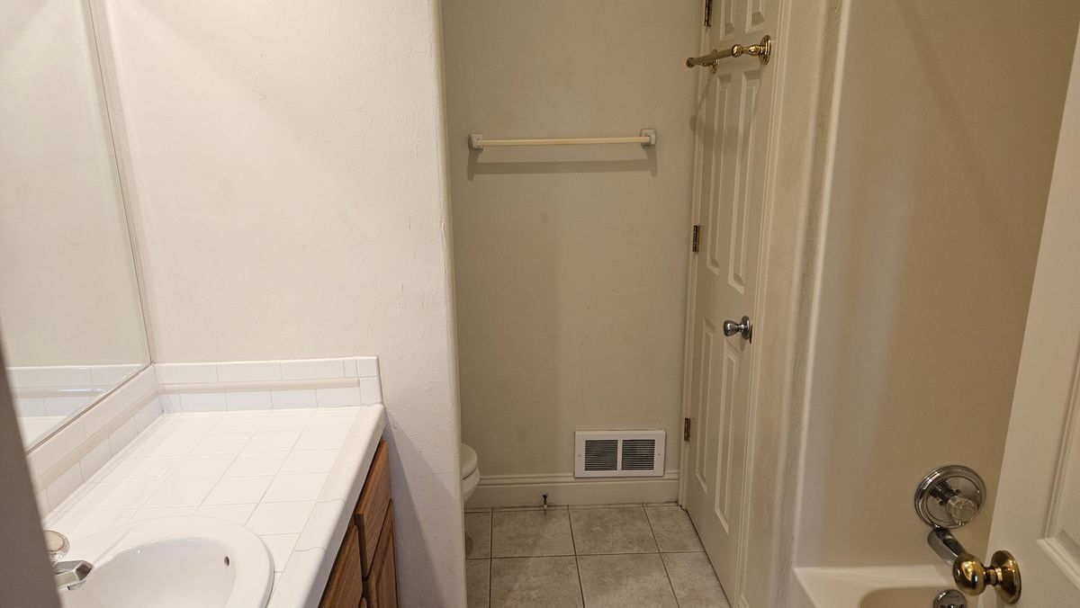 Building Photo - 910 Powder Valley Rd