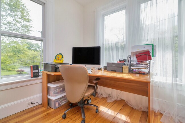 Building Photo - 48 Stelfox St