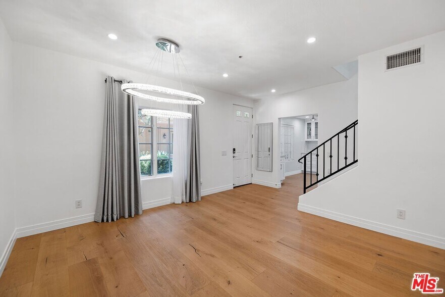 Building Photo - 851 N San Vicente Blvd
